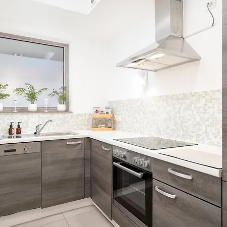House With Private Parking & Sauna Near Centre And Transport